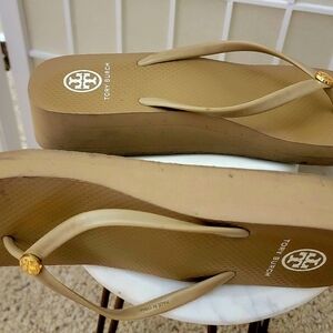 Tory Burch Wedge Flip Flop Sandals PVC/Rubber Sole Gold Enamel Logo Sz 9